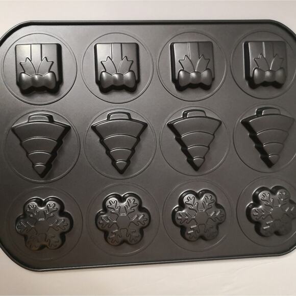 WILTON Christmas Treats Made Simple Holiday Shapes Cookie Pan Gifts Bakeware - Picture 2 of 5